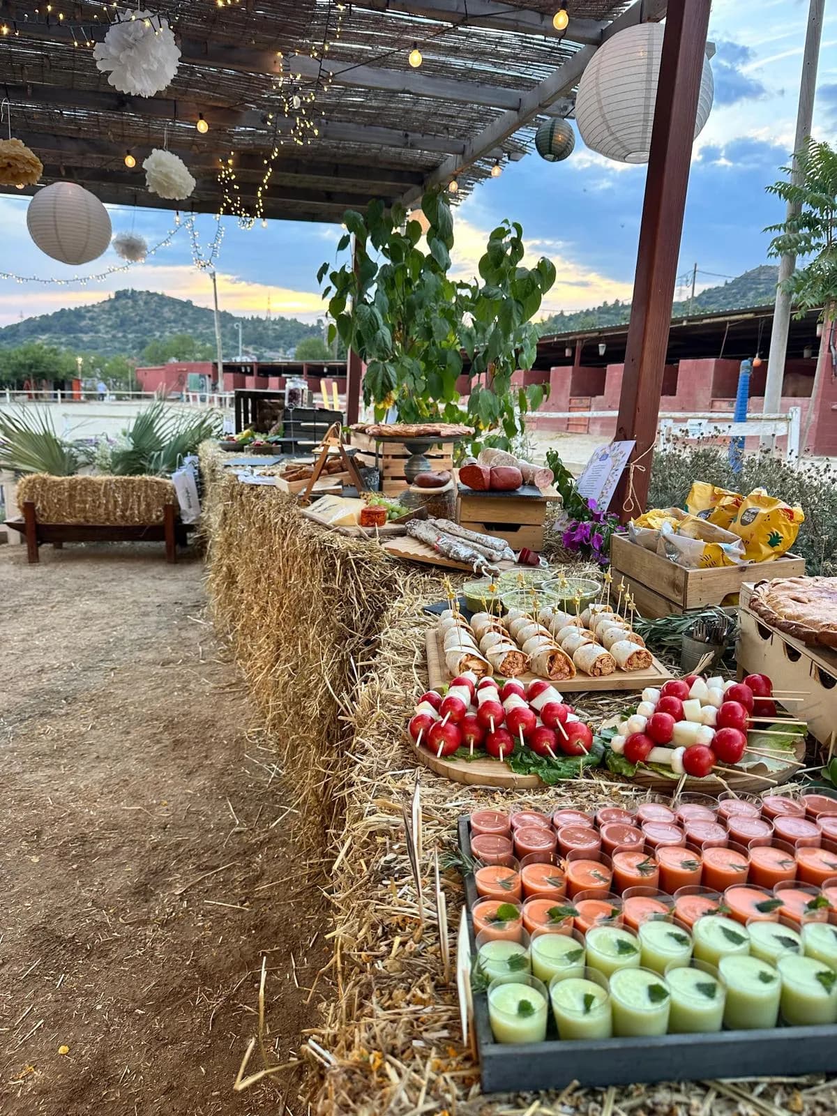Buffet de pica-pica sobre bales de palla