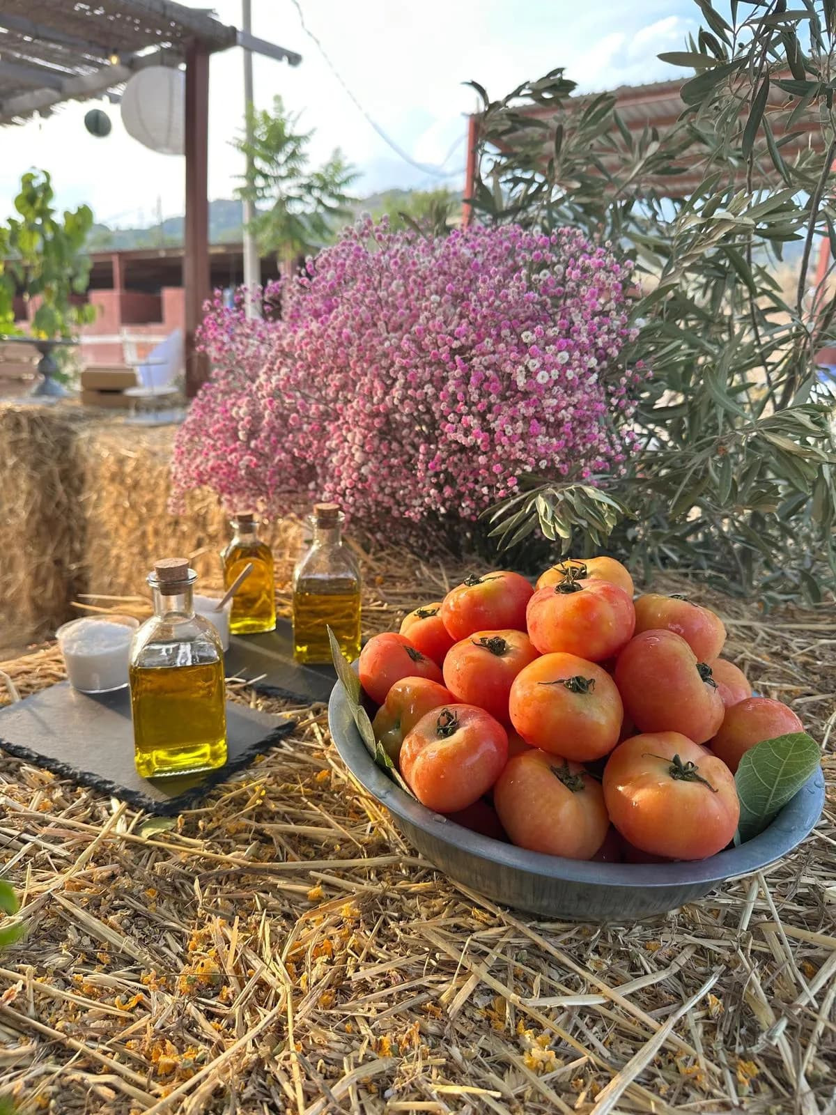 Detall de la taula amb flors i oli d'oliva