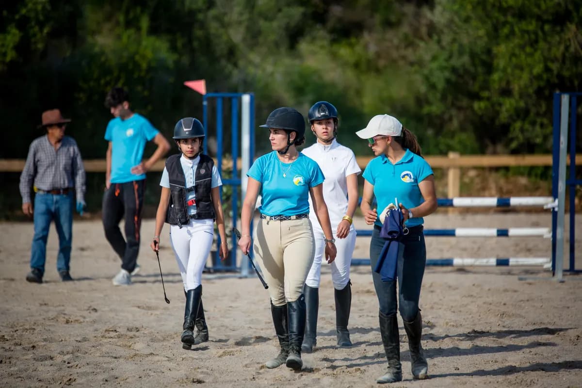 Alumnes de l'equip caminant pel recorregut amb els entrenadors