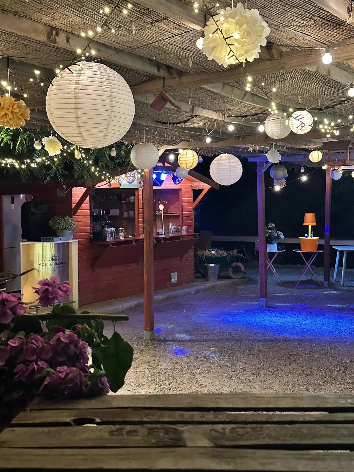 El bar de l'hípica il·luminat amb fanalets al vespre
