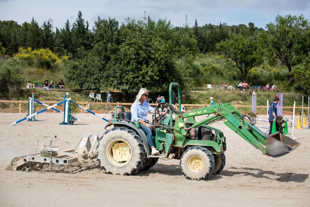 Tractor allisant la pista de competició